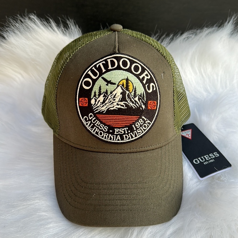 New GUESS Baseball hat with attractive patch